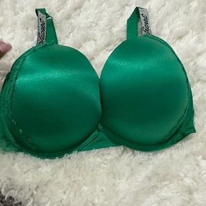 VERY SEXY
Bombshell Add-2-Cups Shine Strap Push-Up Bra